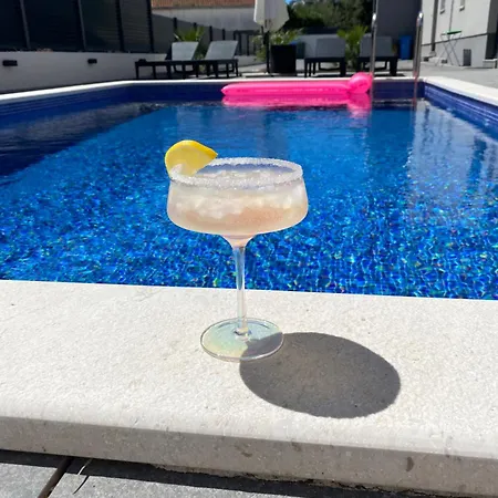Вилла Ocean Breeze With Pool